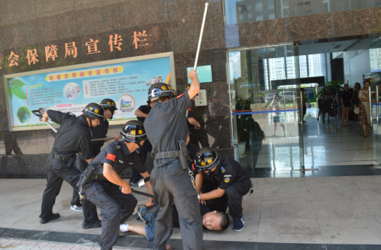 7、開展反恐演練，提高防暴能力537.jpg