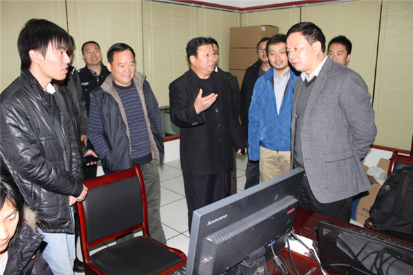 2013-12-2黃副市長、曾局長到我公司天網(wǎng)監(jiān)控中心視察工作.JPG