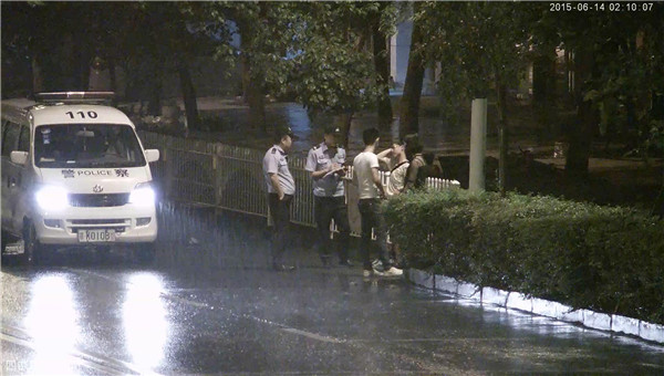 民警雨中對戴眼鏡、白T恤男及女孩進行盤查.jpg