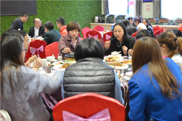 活動(dòng)之后大家在歡樂(lè)的聚餐.jpg