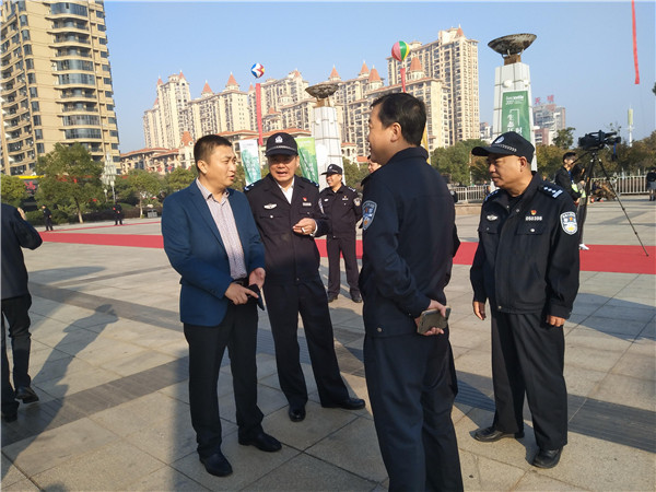 2.公司總經(jīng)理賴海生與市公安局副局長(zhǎng)謝斌及治安管理支隊(duì)韓支、保安管理支隊(duì)胡支到現(xiàn)場(chǎng)指導(dǎo)工作.jpg