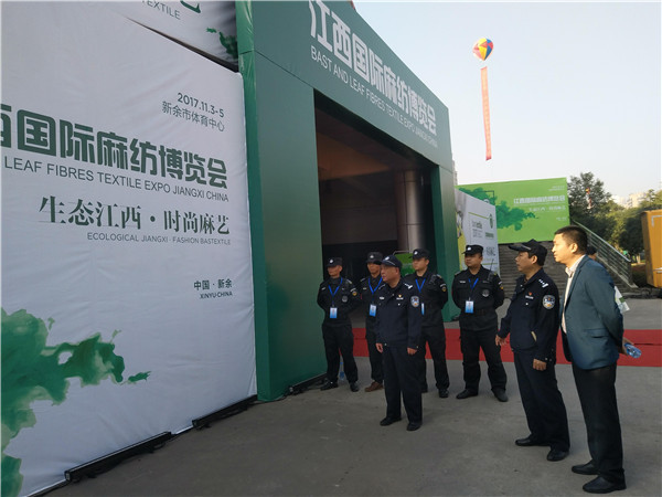 3.市公安局保安管理支隊(duì)支隊(duì)長(zhǎng)周鳴、副支隊(duì)長(zhǎng)胡紹平、科長(zhǎng)嚴(yán)晚生親自到現(xiàn)場(chǎng)指導(dǎo)安保人員工作.jpg