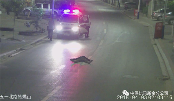 2.2時(shí)3分，民警到達(dá)現(xiàn)場(chǎng).jpg